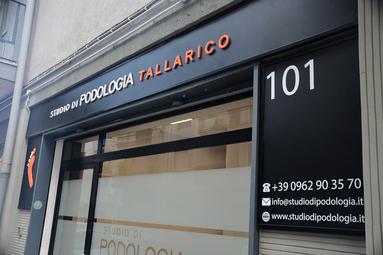 L’ingresso dello studio di Crotone, con l’insegna Studio di Podologia Tallarico e il numero civico 101